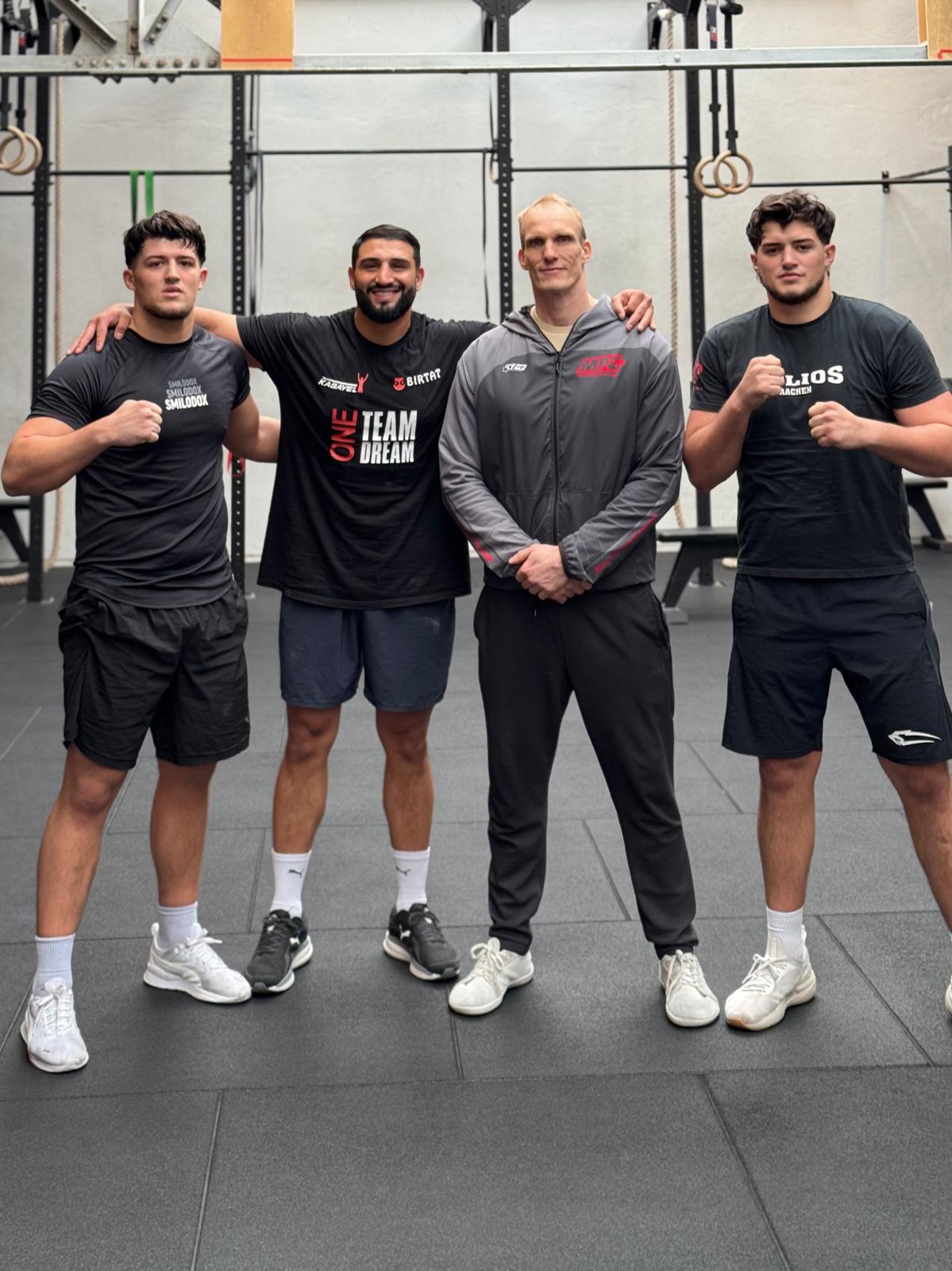 Ismet und Endrit Ademi mit Schwergewichts Weltmeister Agit Kabayel und Trainer Chris Mohr