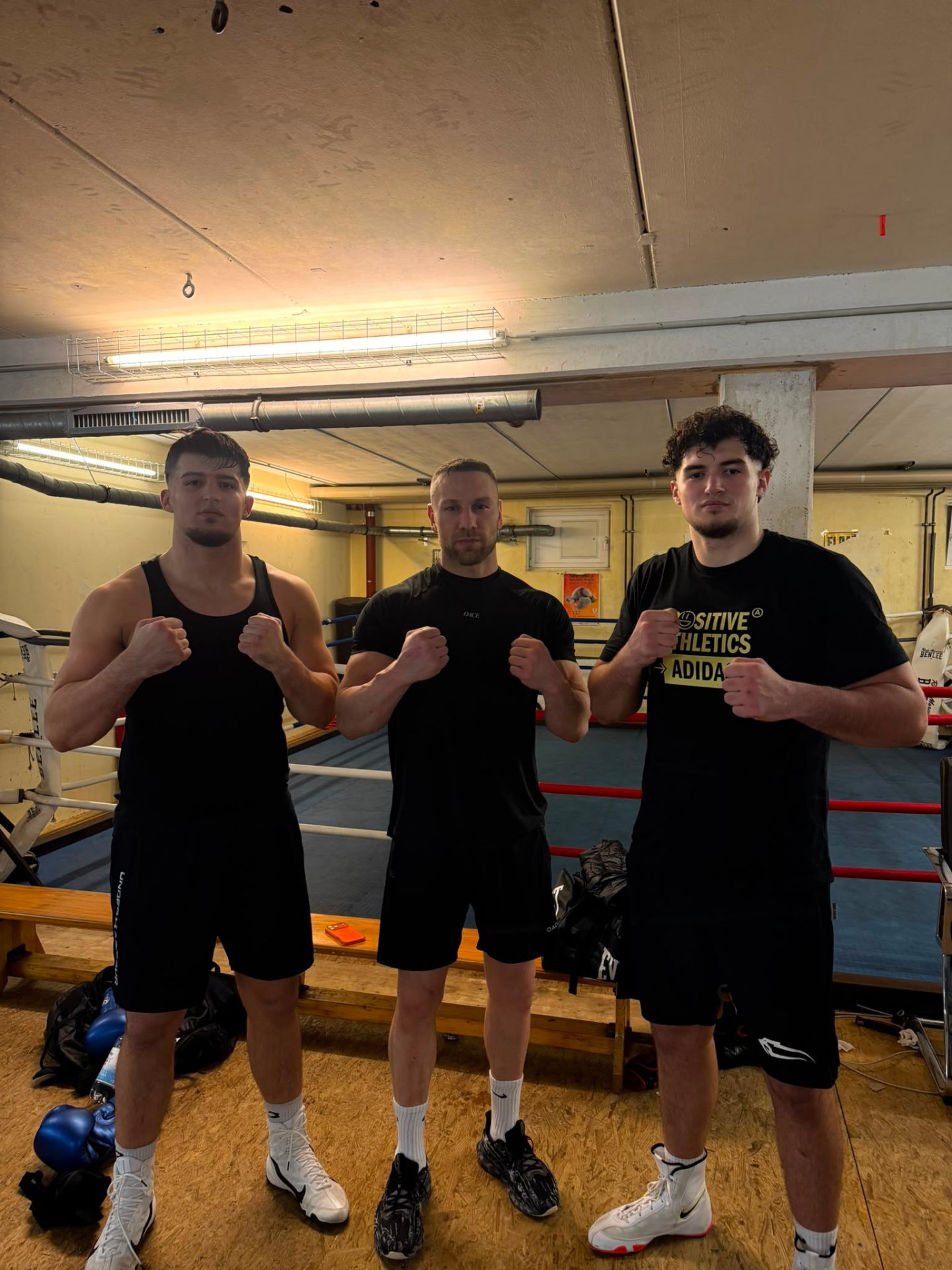Ismet und Endrit Ademi mit Trainer im Ring